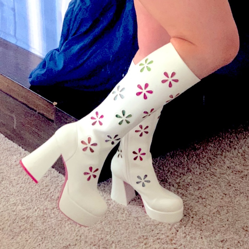 Dolls kill, white daisy boots